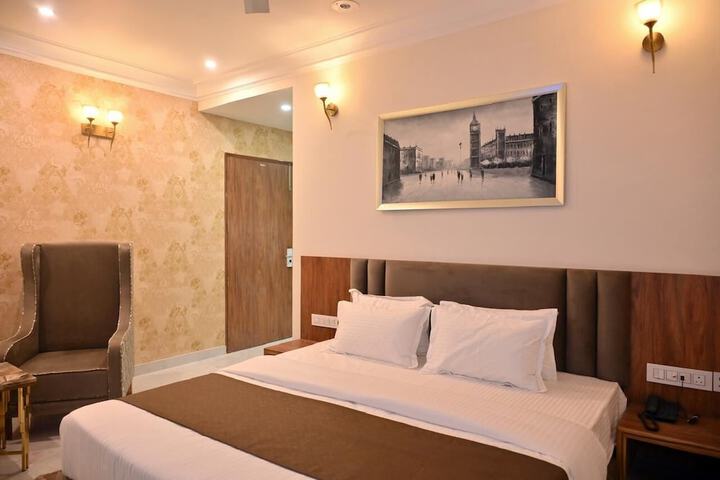 Room 9 of 33