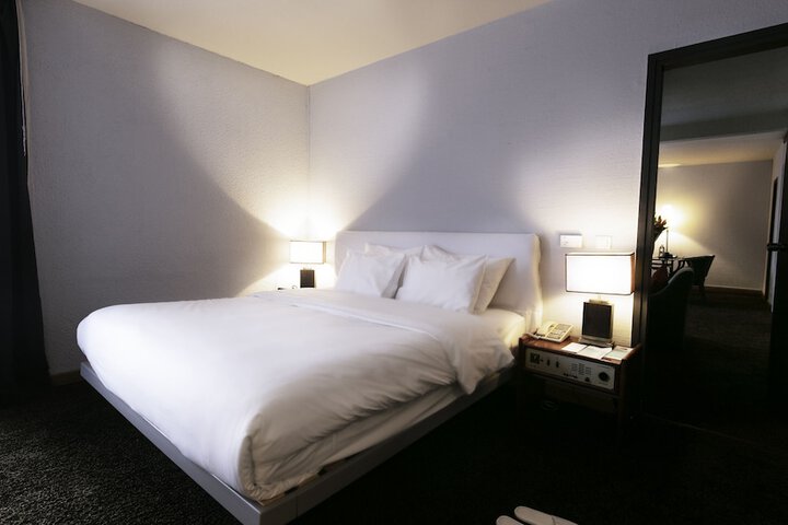 Room 4 of 19