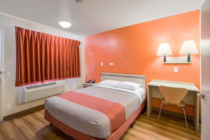 1 Queen Bed (4 of 16)