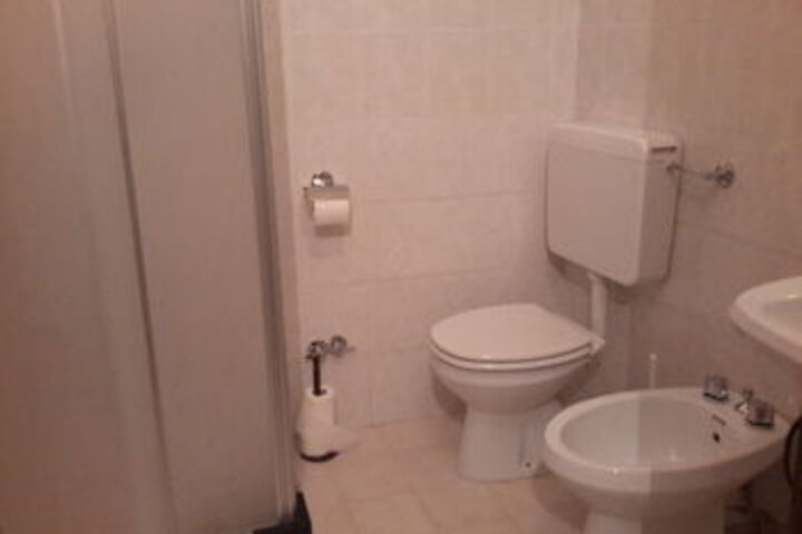 Room 5 of 62