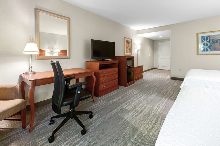 2 Queen Beds (8 of 12)
