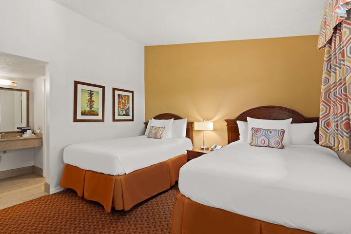 Suite 1 King Bed High Speed Internet Accessible Sofa Bed Refrigerator, Coffee Maker Full Breakfast (21 of 24)