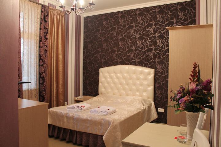 Room 5 of 33