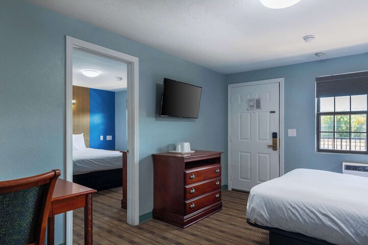 1 Queen Bed (21 of 27)