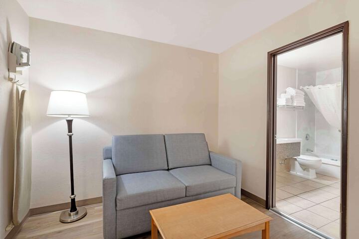 1 King Bed First Floor Microwave and Refrigerator WiFi Full Breakfast (6 of 26)