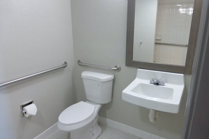 ADA Deluxe King with Roll in Shower (2 of 14)
