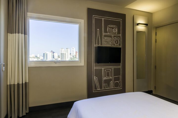 Room 14 of 33