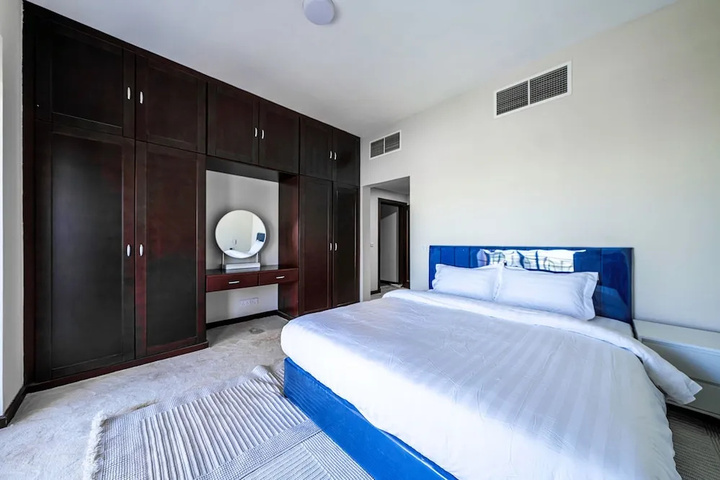 Room 4 of 9