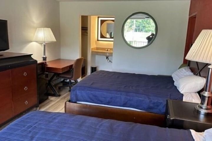 Economy Double Room (1 of 4)