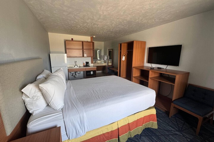 Room 27 of 40