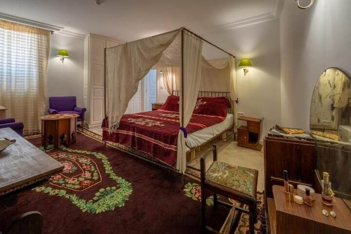 Room 10 of 29
