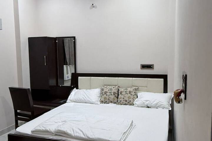 Room 3 of 10
