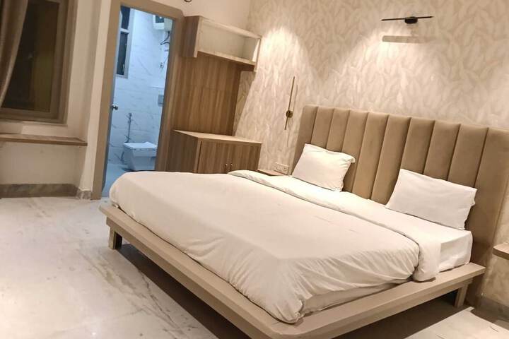 Room 9 of 17
