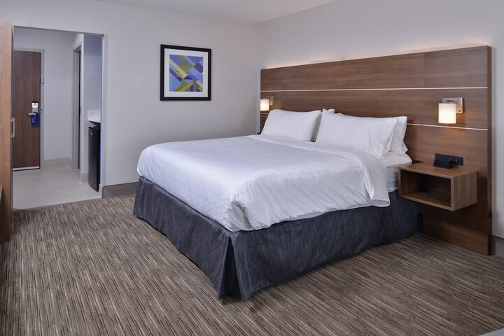 1 King Bed (6 of 22)