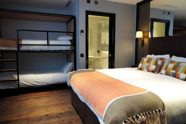Room 5 of 9