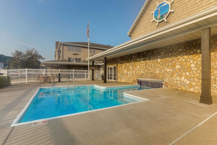 Indoor/outdoor pool