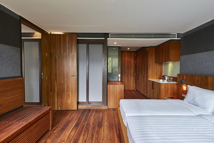 Room 7 of 90