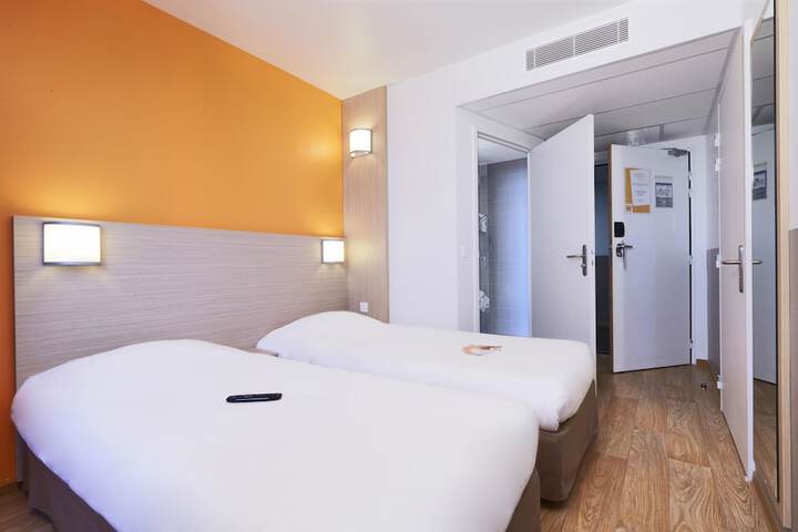 Room 8 of 34