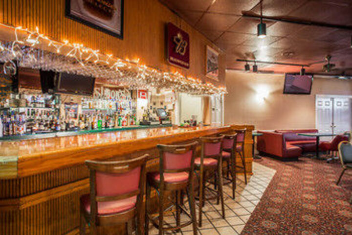 Lounge 16 of 23
