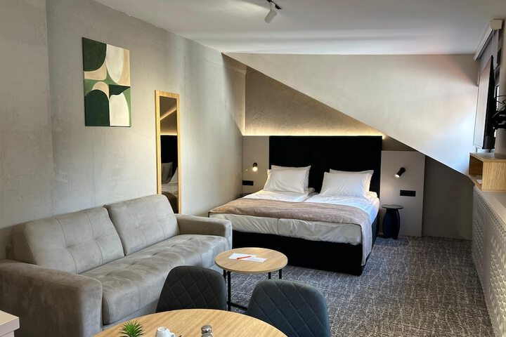 Room 51 of 80