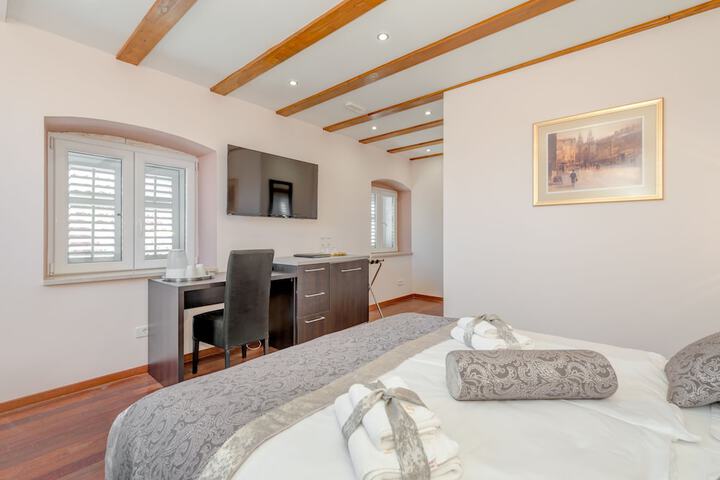 Room 4 of 43