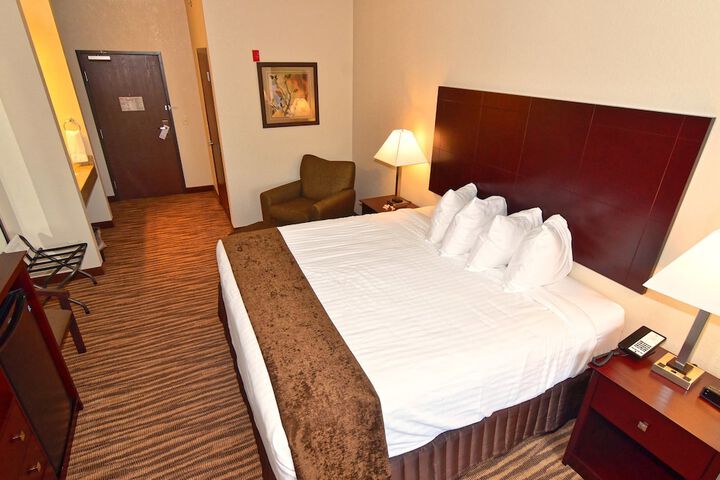 1 King Bed Accessible (19 of 23)
