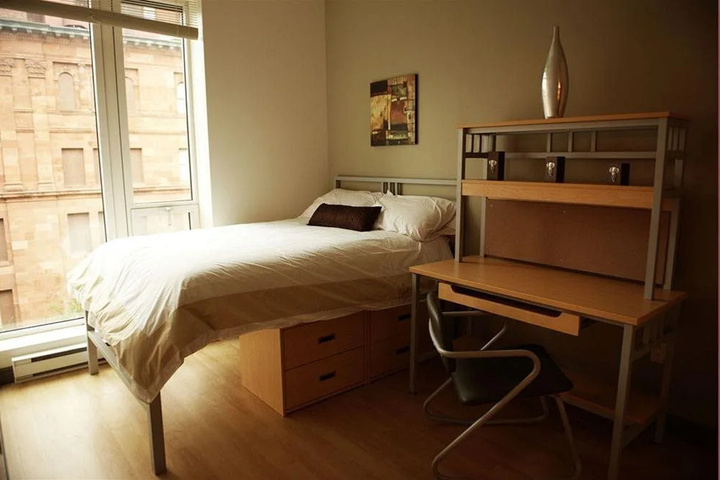 Room 4 of 9