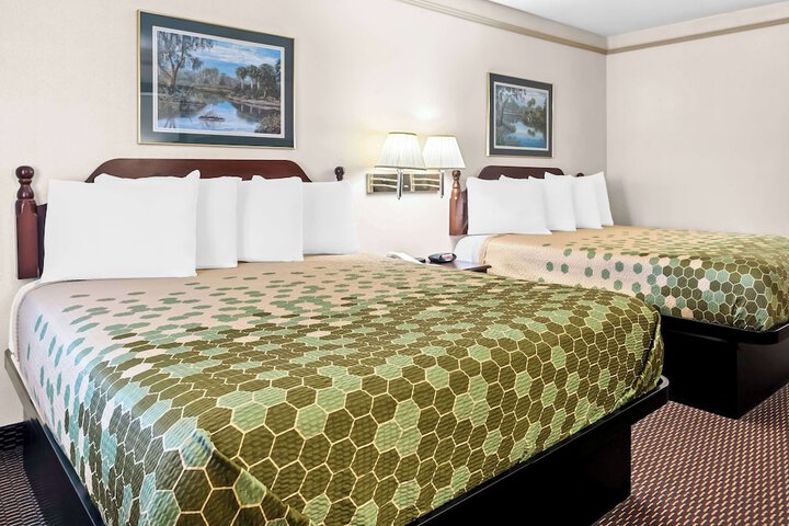 2 Queen Beds Flatsc Microfridge High Speed Continental Breakfast (6 of 7)