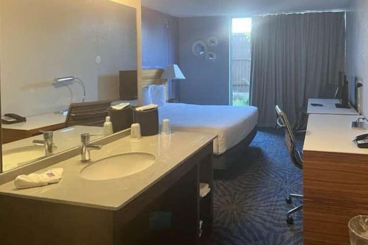 1 King Bed (2 of 6)