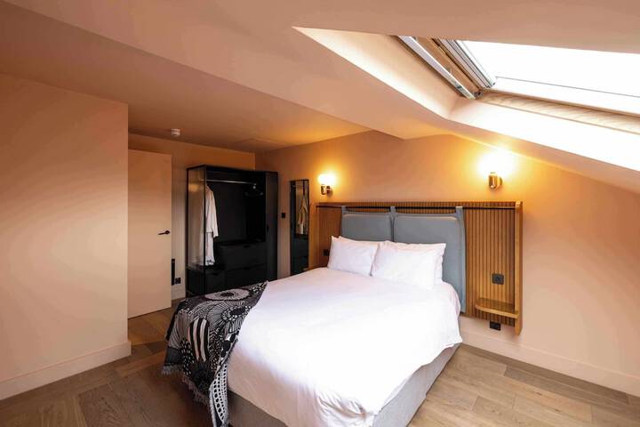 Room 28 of 102