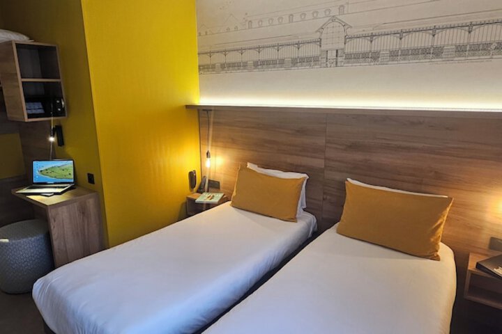 Room 16 of 48