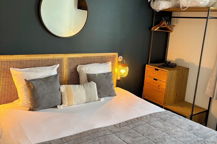 Room 27 of 40