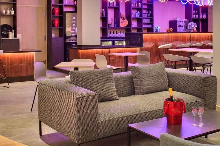 Lounge 71 of 125