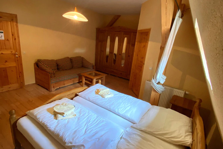 Room 4 of 10