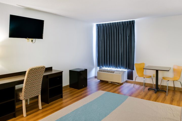 1 Queen Bed (7 of 8)