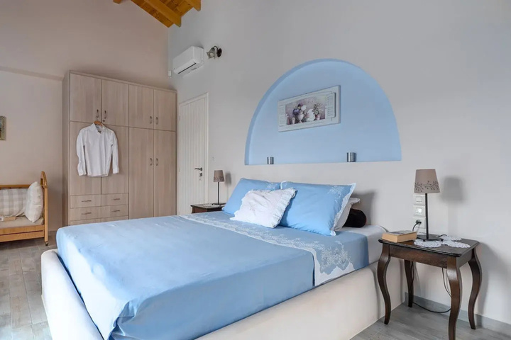 Room 4 of 18