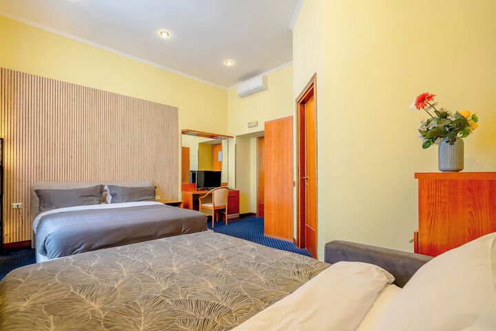Room 5 of 8
