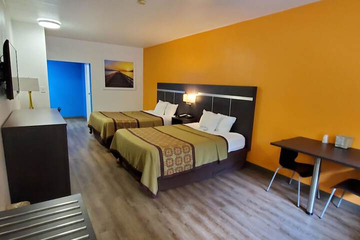 2 Queen Beds (1 of 14)