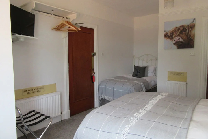 Room 2 of 5