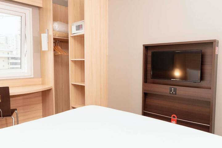 Room 16 of 77