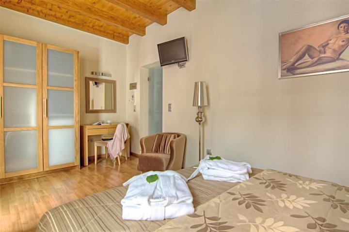 Room 4 of 46