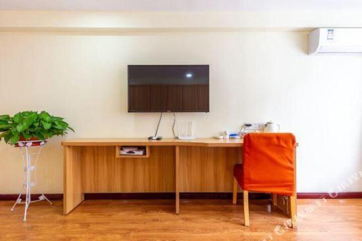 Nalan Hotel (Lanzhou New District Zhongchuan Airport Branch)