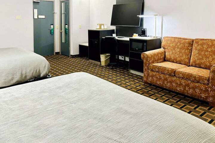 1 Queen Bed Accessible (5 of 21)