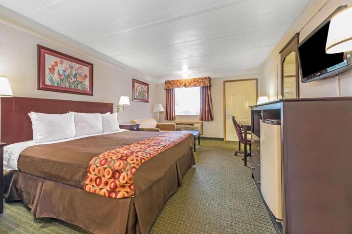 1 King Bed (5 of 12)