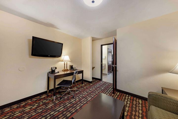 2 Queen Beds High Speed Internet Accessible Microwave and Refrigerator Pet Friendly Room Fu (1 of 11)