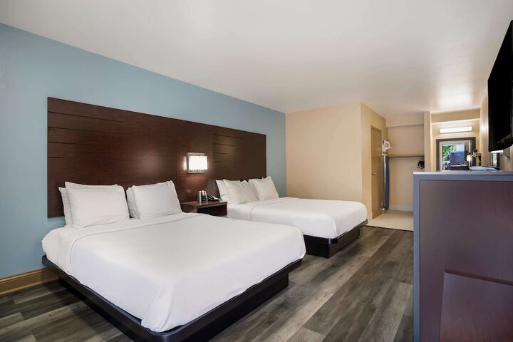 2 Queen Beds High Speed Internet Accessible Microwave and Refrigerator Flat Screen Telev (8 of 18)