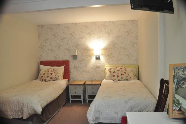 Room 5 of 18