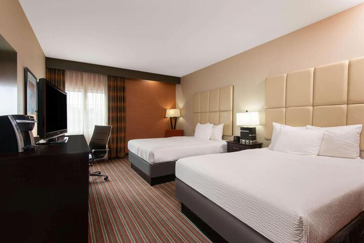 2 Queen Beds Mobility Hearing Impaired Accessible Room (7 of 8)