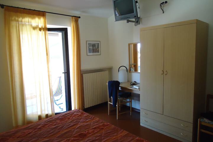 Room 4 of 37