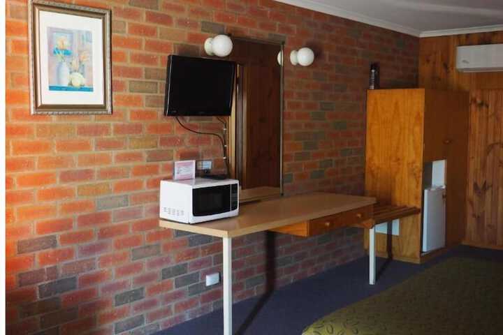 Room 5 of 12